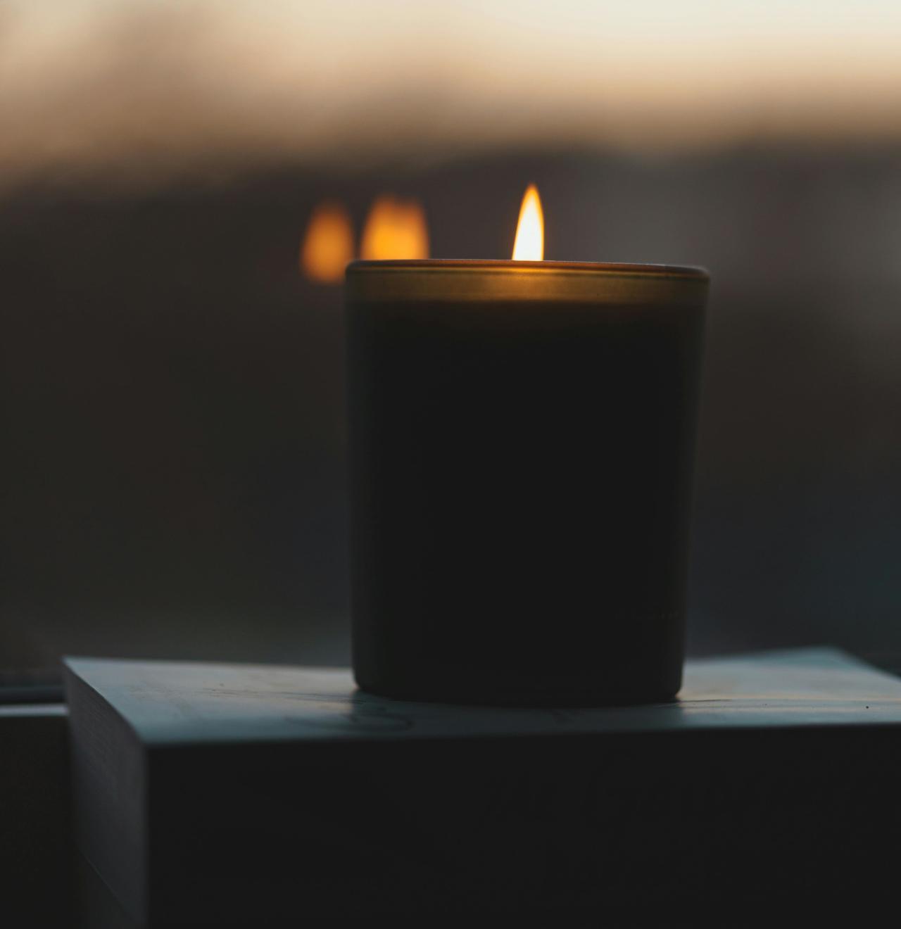 Czarna świeca na książce.